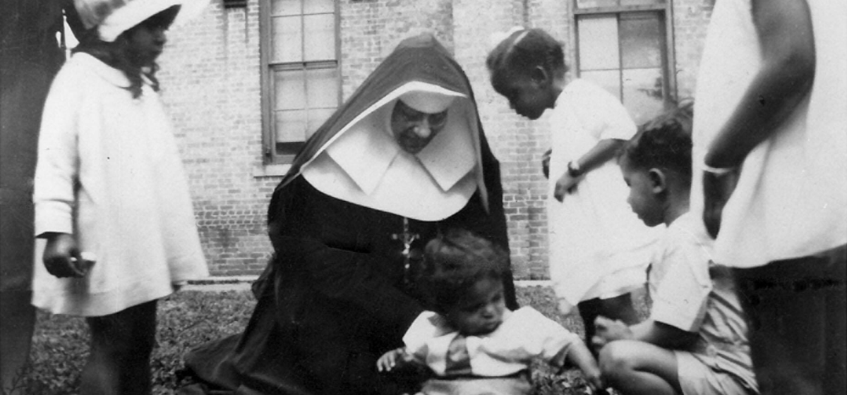 JamesMartinSJ's tweet photo. Happy Feast of St. Katharine Drexel, the Philadelphia-born heiress to a great fortune who gave it up to found the Sisters of the Blessed Sacrament, an order dedicated to working with Native Americans and African Americans. May she pray for all who work for love and justice. https://t.co/e0v1MpSDOv