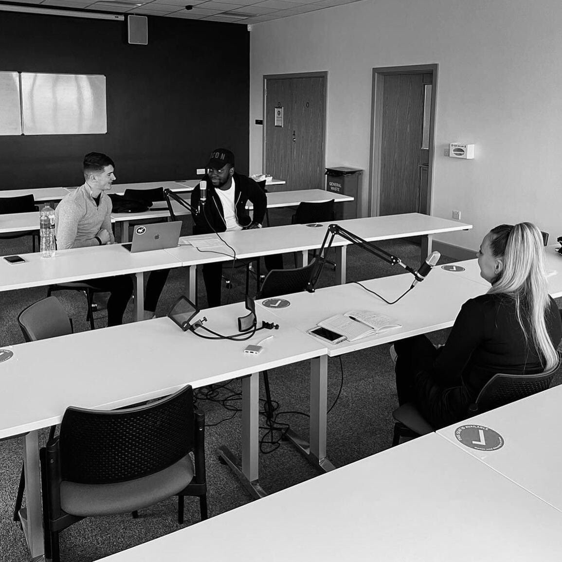 It’s that time of the week again! 🎙

Episode 3 is ready...

Make sure to tune in tomorrow night at 6pm 👀

#thebigstudentpodcast