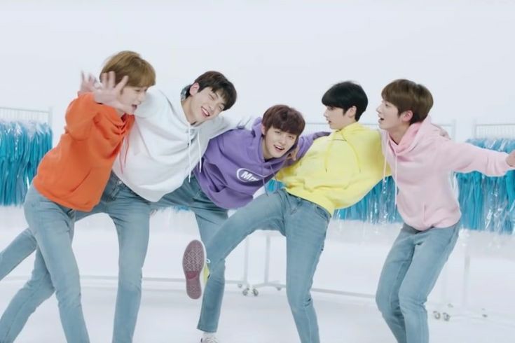 Txt happy after. Txt kpop группа. Тхт группа участники. Тхт дебют. Тхт бомджуны.