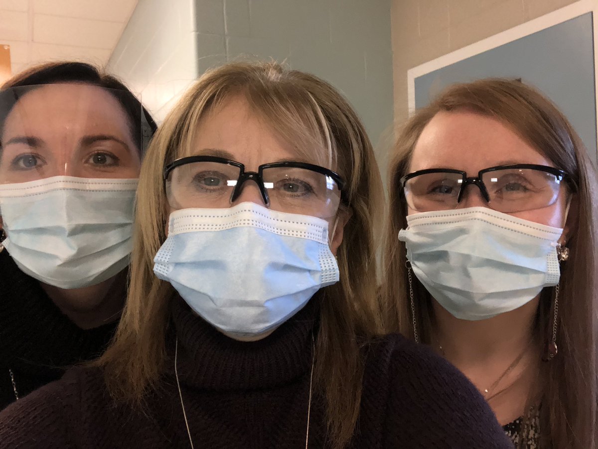 ArleneTempleman's tweet photo. School selfies #downstairsgirls https://t.co/2lOBOKRd4q