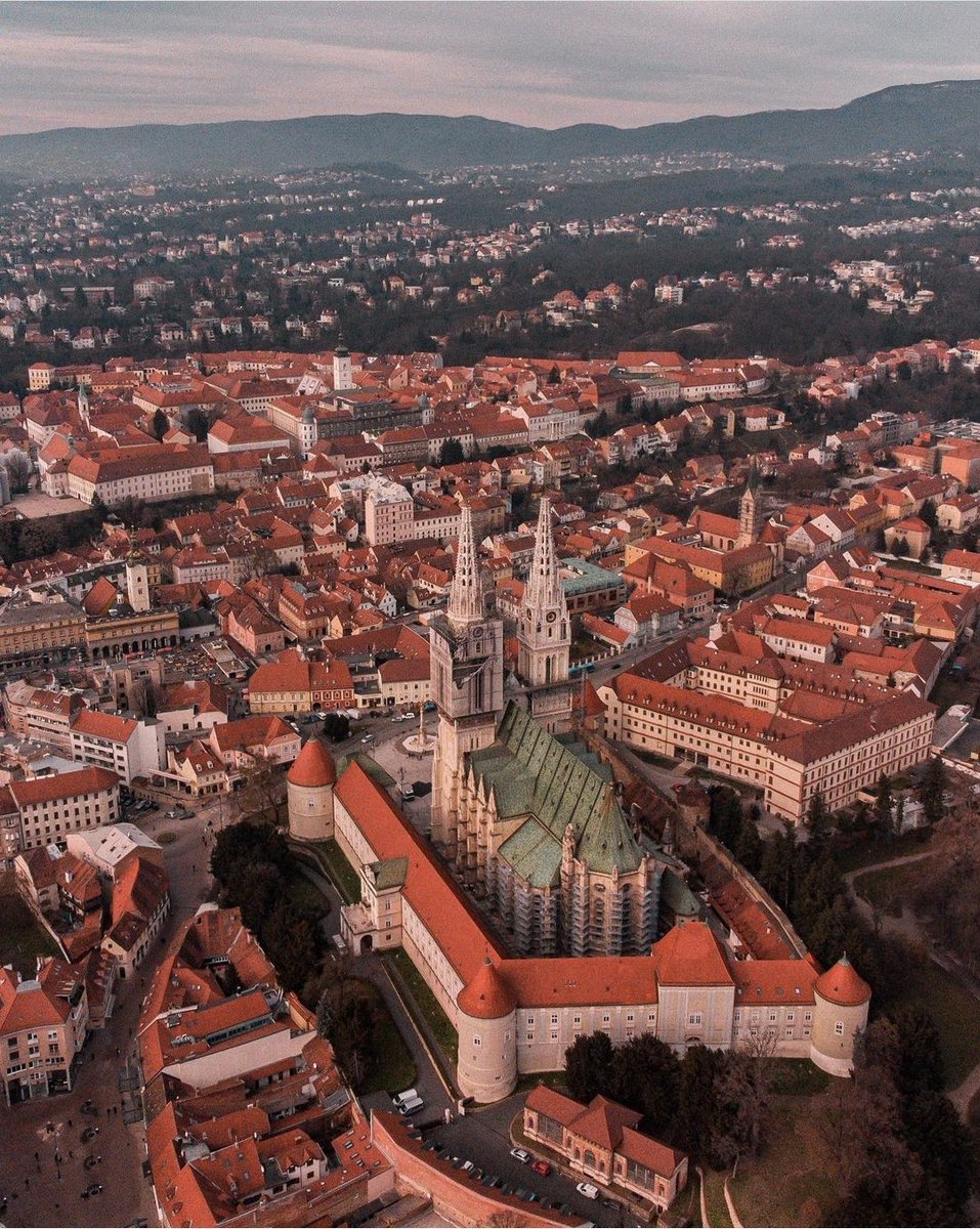 Antimon_Zg's tweet photo. #Zagreb, #Hrvatska.
Pogled na #Kaptol s katedralnim kompleksom i u pozadini Gornji grad s crkvom i trgom sv. Marka.
U prošlosti bila su to dva odvojena grada...
Kratki thread ⬇️
#historyofzagreb #history #historyofcroats #historyofcroatia https://t.co/hLRZmIy9Es
