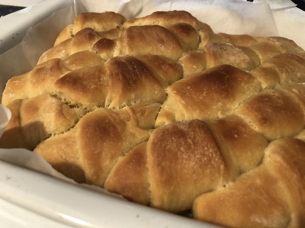 パンを焼いてみたけれど、やっぱり小麦粉を使う料理は苦手😅