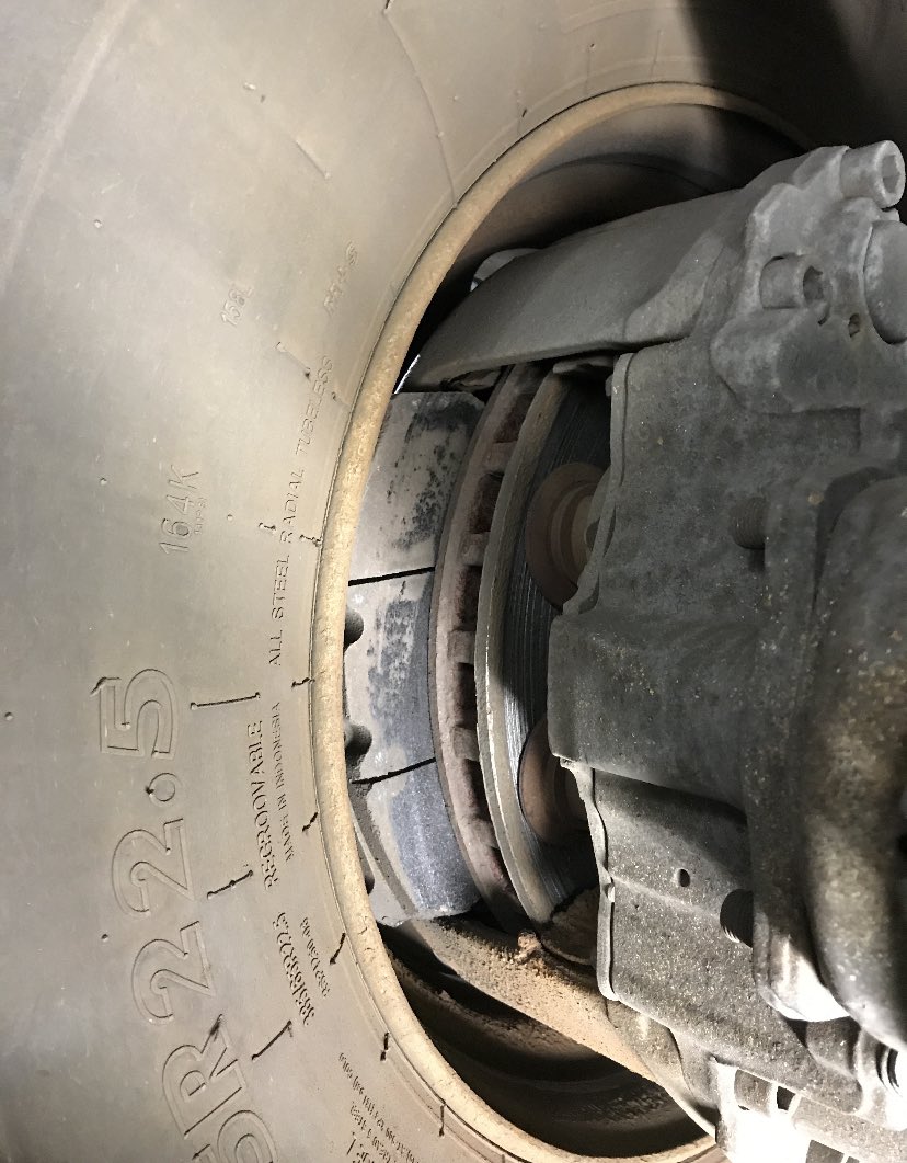 A missing brake pad discovered,the remaining one is also attempting to escape too😳

Needless to say this #HGV combination was prohibited from use until repaired🚫

Preventative maintenance is vitally important! Are you adequately maintaining your fleet? 

gov.uk/government/pub…