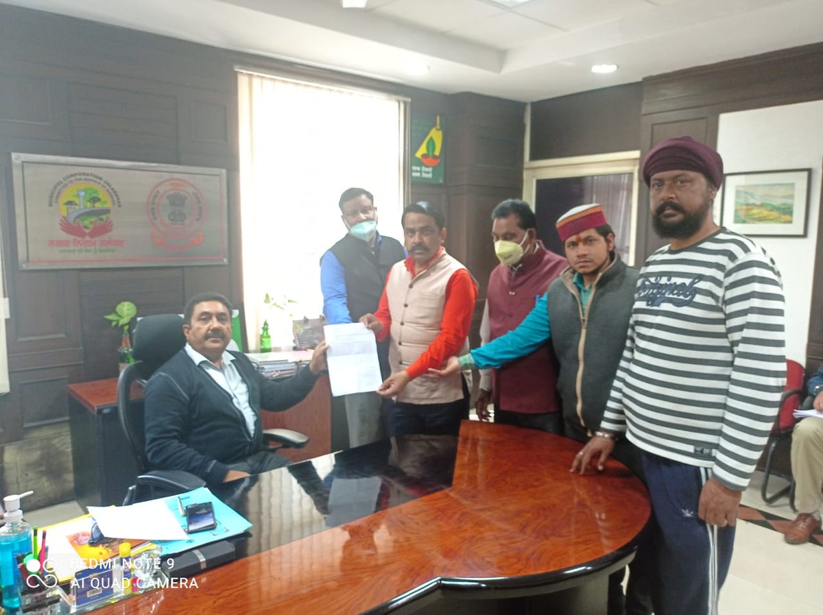 BobinSharma3's tweet photo. शहीदे आजम भगत सिंह चौक 23 मार्च से पहले बनाने की मांग को लेकर पंडित दीनदयाल उपाध्याय स्मृति मंच के कार्यकर्ताओं ने नगर निगम कमिश्नर करनेश शर्मा को सौंपा मांग पत्र। https://t.co/OaSLSmEISN