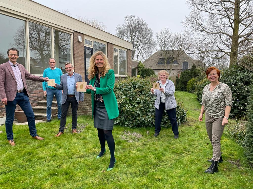 Geweldig! De drie Rotaryclubs het Westland, Polanen
en Wateringen gaan een vijfjarige samenwerking aan met Hospice Beukenrode.
In totaal schenken zij de komende jaren 7500 euro en daarnaast worden er activiteiten georganiseerd om dit bedrag nog te verhogen!