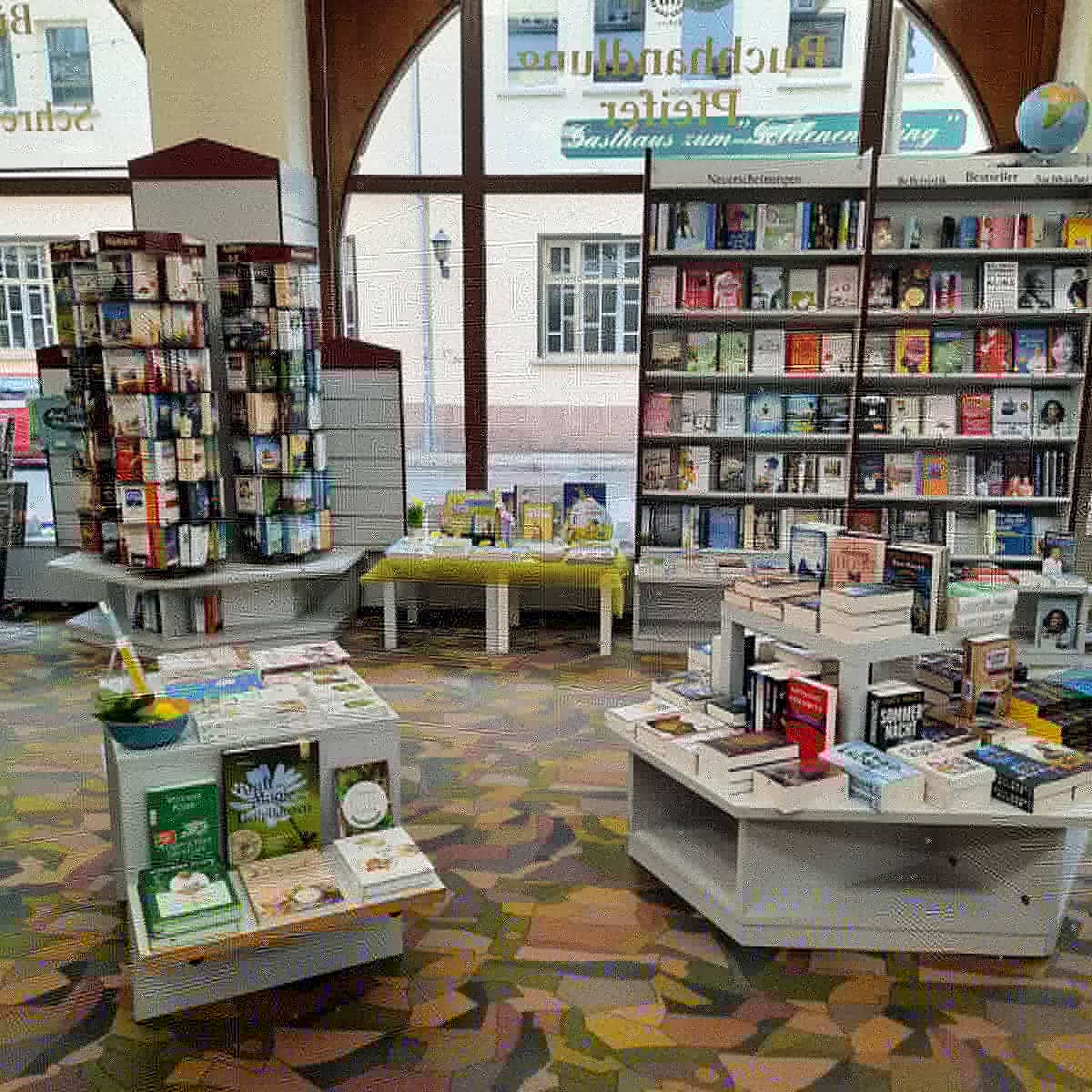 BerufMit's tweet photo. Wir sind die Buchhandlung Pfeifer. Man findet uns in Quedlinburg, einer kleinen Stadt im Harz. Unsere Gründung reicht ins Jahr 1937 zurück. Seit 2009 findet man uns in der Heiligegeiststra��e. Unserer Ladenfläche beträgt 140m², genug Platz für ein Sortiment von knapp 10.000 Titeln https://t.co/m99DDCABSK
