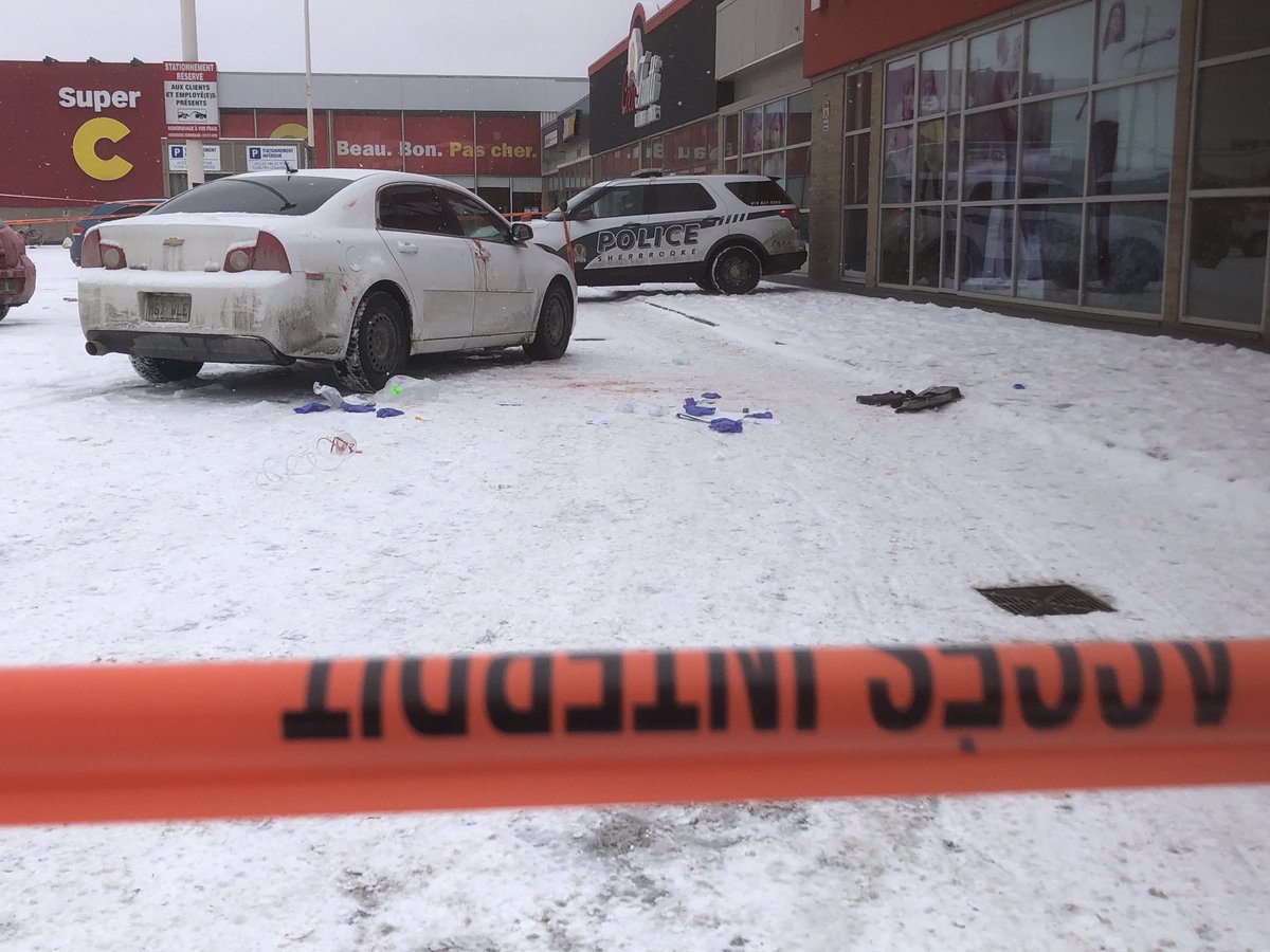 Un jeune homme de 19 ans a été retrouvé ensanglanté dans une voiture ce matin Place Belvédère à Sherbrooke. Selon les premières informations transmises par la police, il aurait été poignardé au haut du corps. La victime lutte présentement pour sa vie ⁦<a href="/tvanouvelles/">TVA Nouvelles</a>⁩