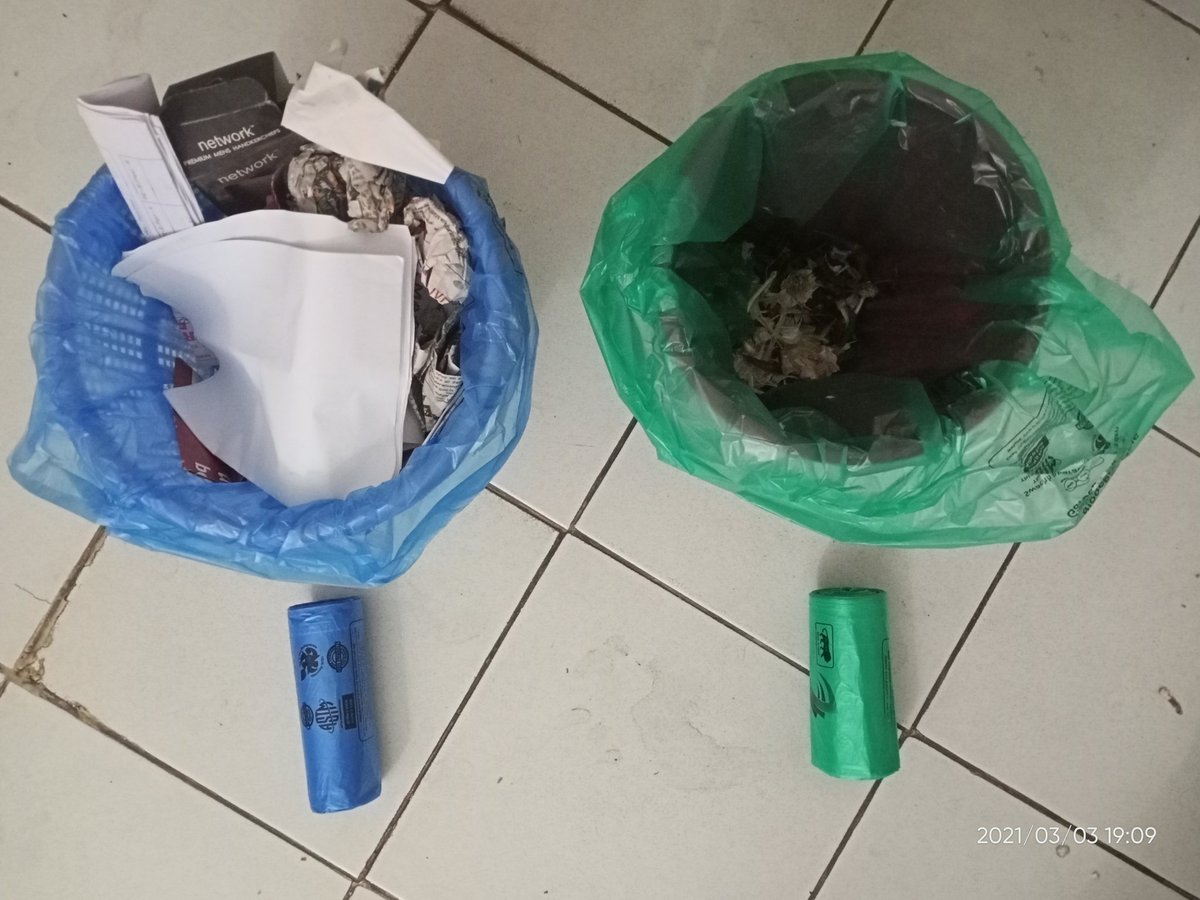 HessaHitler's tweet photo. नीला मतलब सूखा कचरा
हरा मतलब गीला कचरा

Biodegradable Garbage Bag भी मिल गया। https://t.co/KGTlcfNlhO