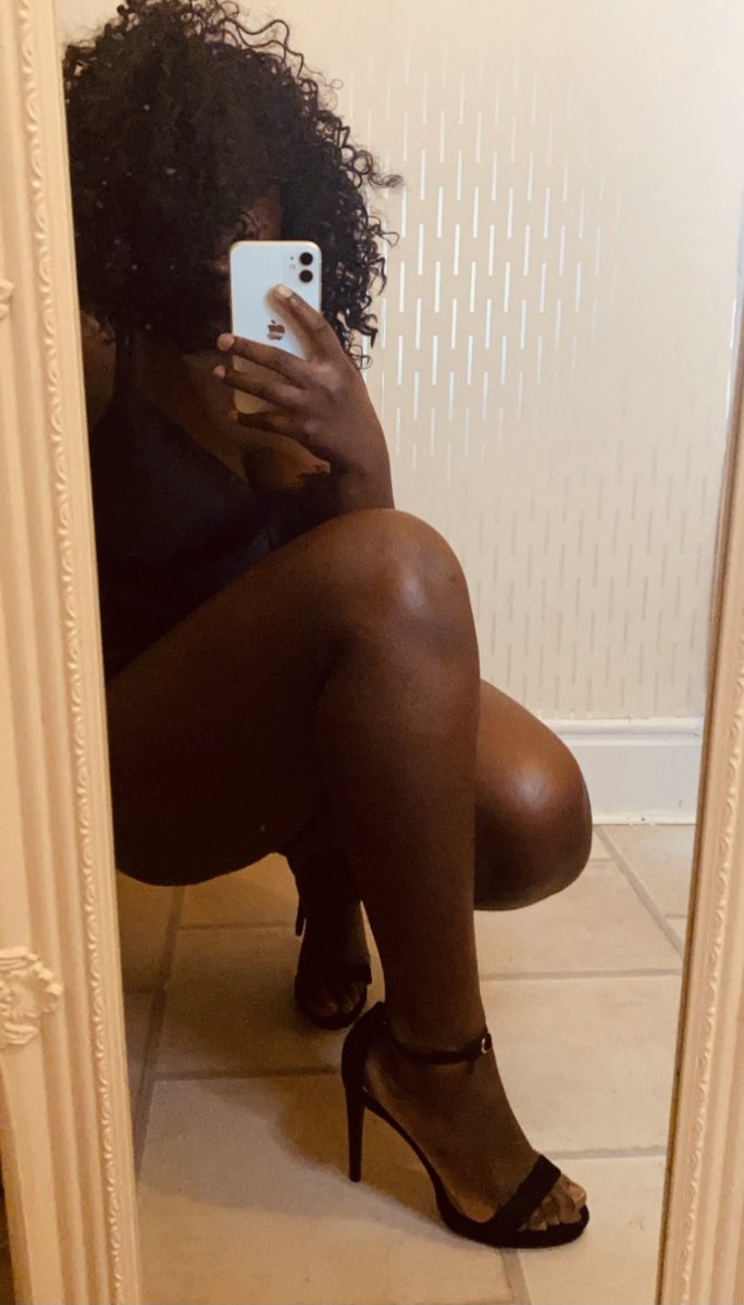 Mistress_Ameli's tweet photo. Questa Dea Nera è pronta a schiavizzare qualche lurido bianco.
Non osate scrivermi se non avete intenzione di omaggiarmi coglioni! 
#moneymist @findomitalia @RetweetBitch2 @RtFindomRtw @PromoSlaveRTT @promoslave https://t.co/GzxHPCtkI5