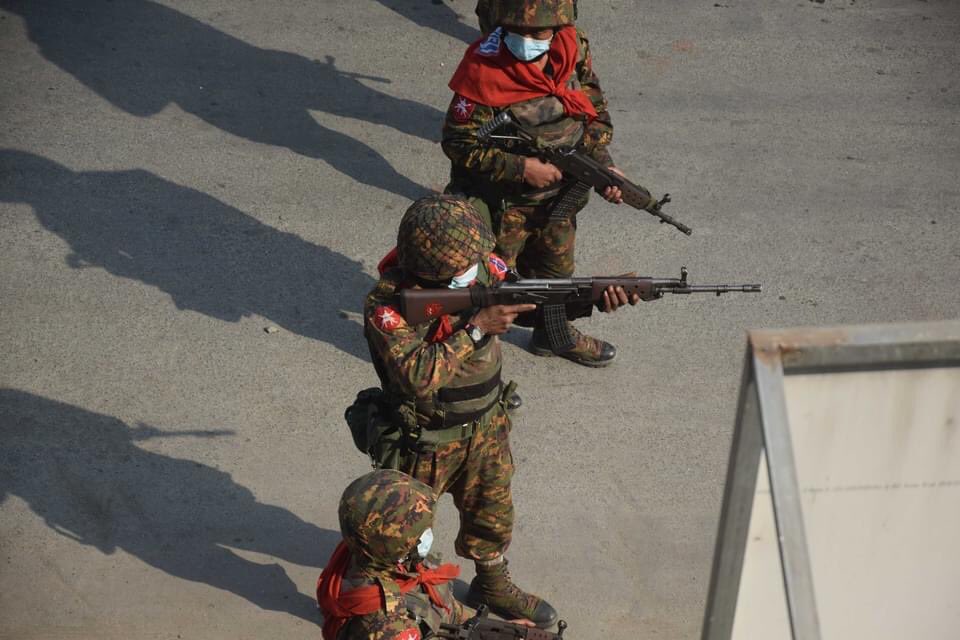 What civilians do to you enough to fight you with gun like a war. I think you vows to protect civilians rather than killing. Where is your vows 😢#MilitaryOrganizedCrimes #RejectMyanmmarMilitaryCoup #HowManyDeadBodyNeedForUNtoTakeAction #AgainstMyanmarMilitaryCoup https://t.co/gywHCPK69F