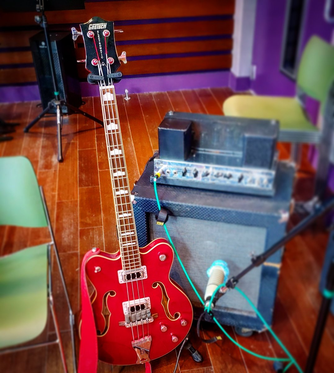 funkboynyc's tweet photo. Recording rig du jour. Your pal, Ivan, on Gretsch bass and B15.
#vintagevibes #gretschguitars #ampeg #b15 #bass #bassguitar #AmIFamousYet #funkboy #funkmusic #grooving #recordingstudio #pandemicmusic https://t.co/6aqDXXRHry