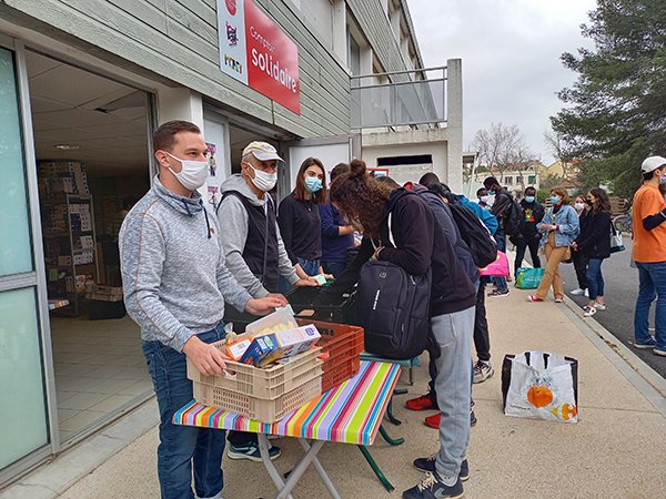 [Nouvel espace de solidarité]
Le Crous s’associe aux <a href="/restosducoeur/">Les Restos du Coeur</a> et au <a href="/Le_MASET/">MASET</a> pour ouvrir un comptoir solidaire à la cité U’ Triolet. Ce lieu inédit permet à 400 étudiants de bénéficier d’un colis alimentaire hebdomadaire (9 repas) 
👉Plus d'infos : cutt.ly/Zl9sCCO
