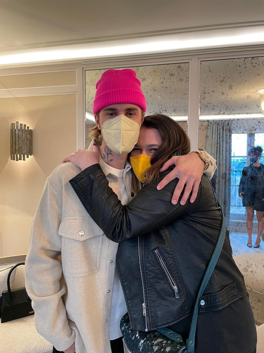 .@JustinBieber à Paris 🇫🇷 Il rencontre les deux gagnantes d'NRJ ! 
Retrouvez son interview demain dès 20h !#JustinBieberSurNRJ nrj.fr/artistes/justi…