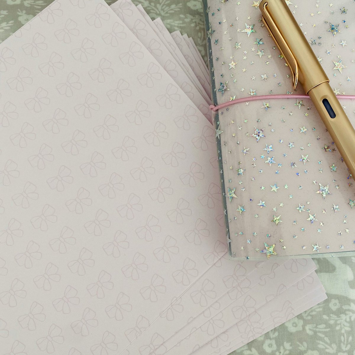 MrsStationery's tweet photo. I’m so excited, the new packaging sheets I designed have arrived Thank you @stationerybyhazel 😍 Always such fab quality 🎀
#bitsofstationery #handdrawn #BOSgirl #girlboss #plannerlove #handmade #stationery #packaging #smallbusiness #smallbusinesssupport #stationerybyhazel https://t.co/p5Rkj7RMDn