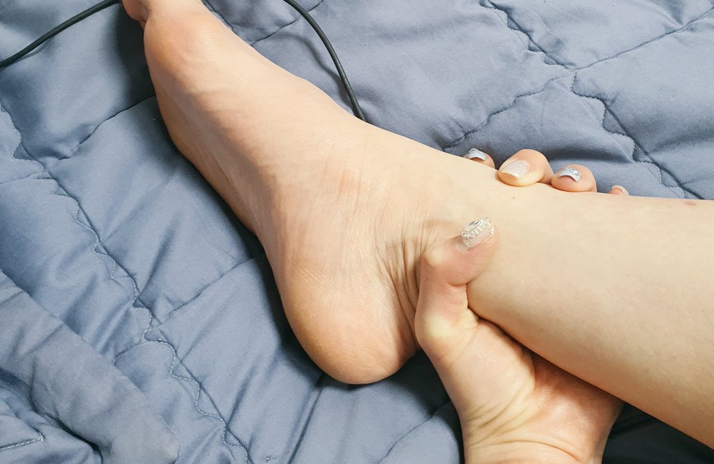 한 손에 발목 다 잡히고싶다..