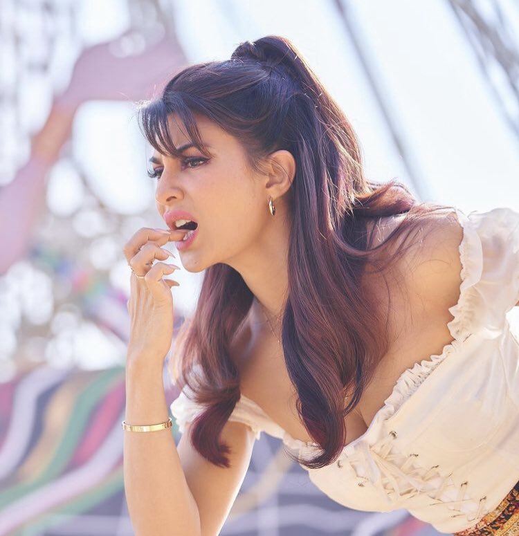 filmfare's tweet photo. #JacquelineFernandez gives a glimpse of her character look from #BachchanPanday as she wraps up shooting for the film. https://t.co/Bi78HUPZMF