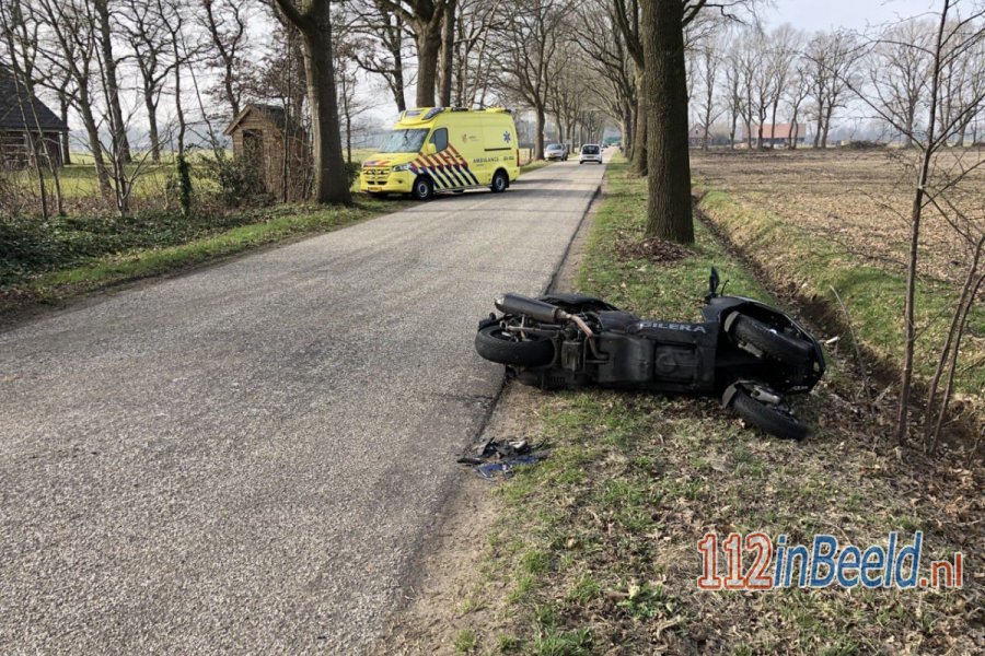 Bestuurder Gilera MP3 motor gaat hard onderuit in #Beilen. 112 in Beeld.