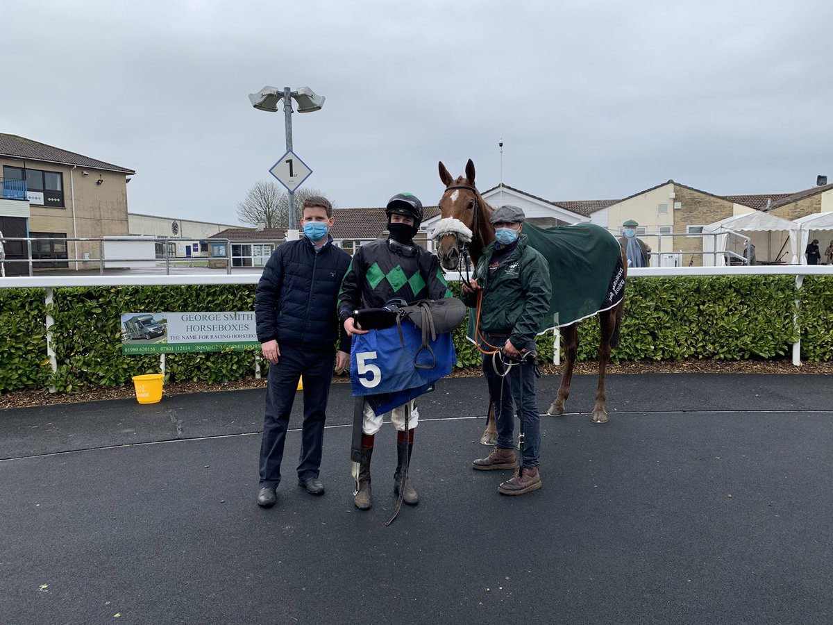 Golden Emblem completes a quick fire double for <a href="/Neil_Mulholland/">Neil Mulholland</a> and team🔥 💪🏼 🏆 

Well done to <a href="/samtwiston/">Sam Twiston-Davies</a> and connections 🥳