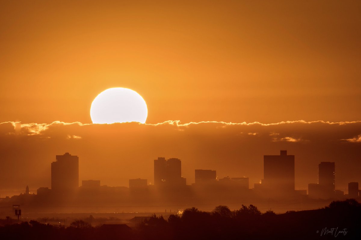 Sunrise over downtown Fort Worth, Tx on March 2nd. 

#dfww #txwx #sunrise #FortWorth #Texas #seefortworth #downtownFortWorth #visitFortWorth #fortworthwhile #ftworth #skylinesoftexas #skylinephotography #fwtx #cityscape #fwtxMag #wfaaweather #ThePhotoHour