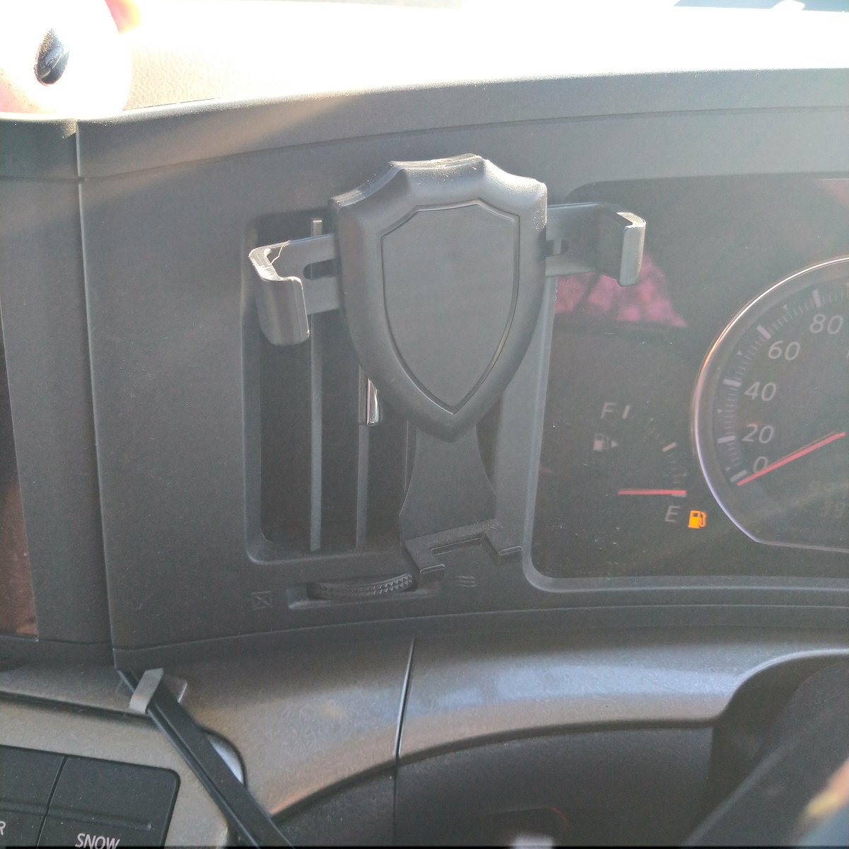 はにゅう 古い車なので純正カーナビが地図情報更新止まっているしスマホホルダー買ったのですが ハンドルの位置的にあと5 7cm高くしたい音量ボタンにも干渉するし 良さげな下駄になるやつ無いかな あと給油しなきゃな