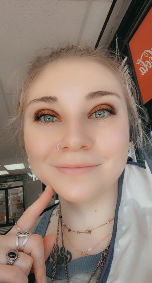 HotBunsHotLine's tweet photo. A bitch is cute with makeup https://t.co/SwvBAHiclu