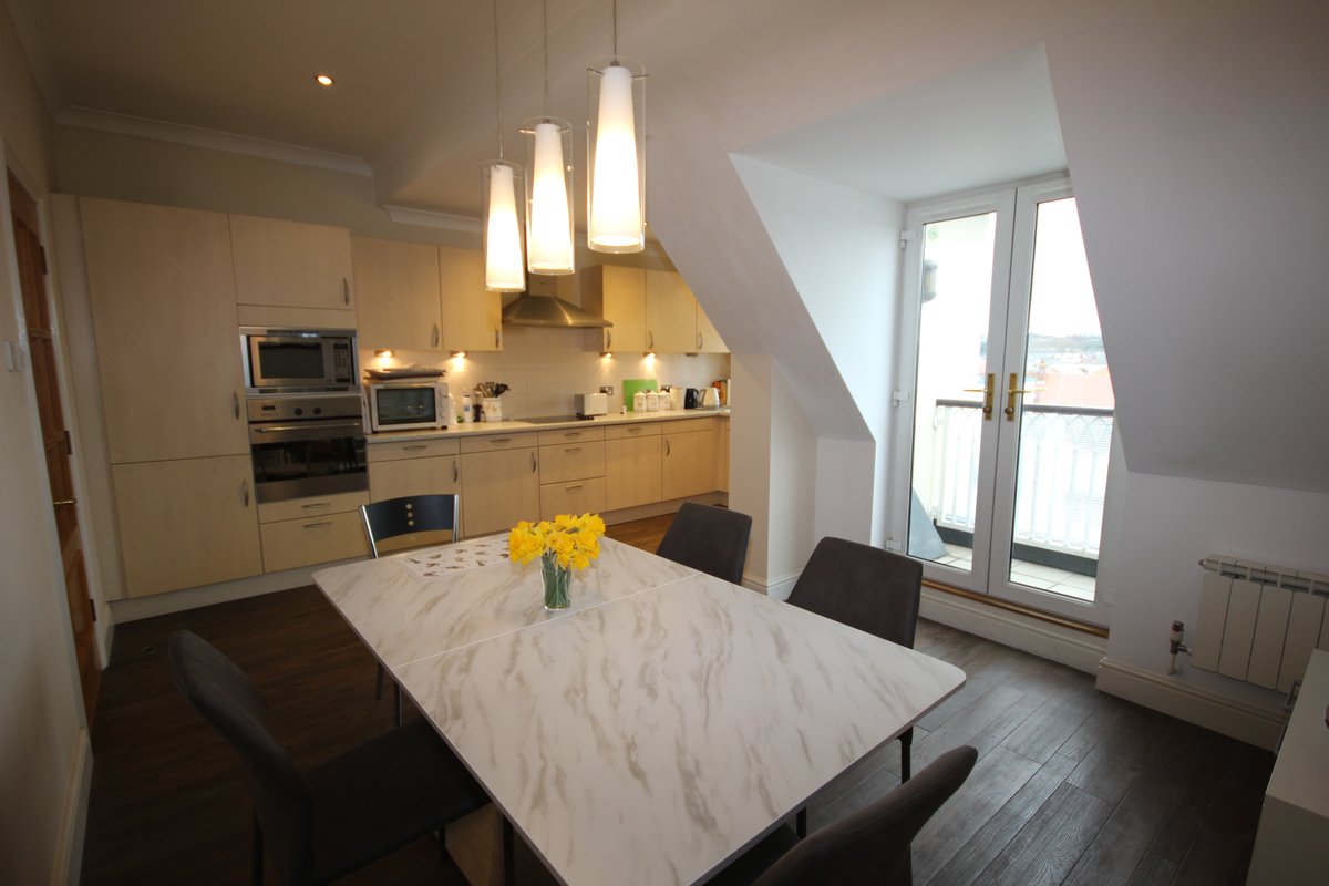 BenestEstates's tweet photo. Qualified/Entitled  £595,000 St Clement

3 bedrooms 2 bathrooms
Kitchen diner + study
2 balconies. Lift service
Prestigious development
High specification
2 secure parking spaces
https://t.co/BOFoqnFcBo https://t.co/jYPQPHFuy3