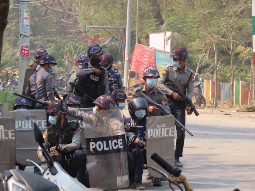 phyoeister's tweet photo. Junta have been killing the innocent civilians with real bullets, throwing Tear Gas to the crowd & residential areas.
Today at least 60 people were killed by gunshot.
This is CRIME, BRUTALITY & INHUMANITY.
#WeNeedR2PIn
#WhatsHappeningInMyanmar
#StopMilitaryCoupMyanmar https://t.co/lUt8m40NRA