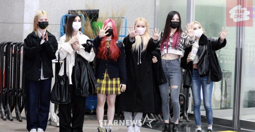 pixy_argentina's tweet photo. [INFO]

Pixy saliendo de las grabaciones de Show Champion.

 #PIXY #픽시 @official_pixy #PIXY_DEBUT #PIXYWINGS #Sua #Lola #Dia #Ella #Satbyeol #Dajeong #Wings https://t.co/NzG4AlzLOO
