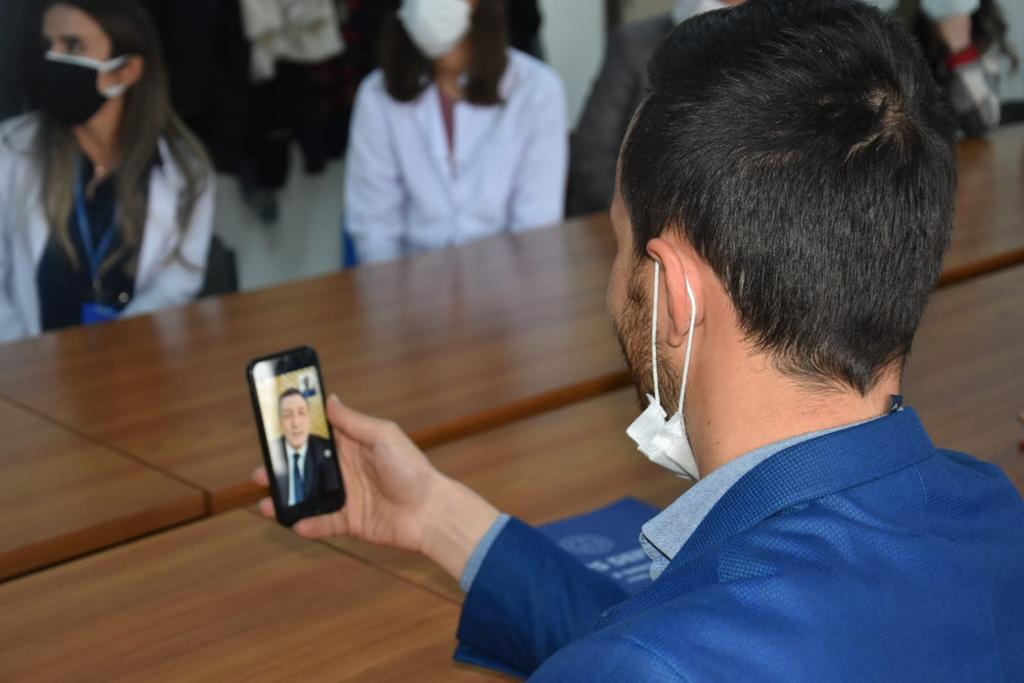 ziyaselcuk's tweet photo. Bugün Hakkari Yüksekova Vezirli İlkokulu ve Ortaokulu ile Ahmedi Hani Ortaokulu'ndaki sevgili meslektaşlarıma bağlandım. Seslerindeki heyecanı hissetmek gelecek için, çocuklar için nasıl bir güven veriyor; anlatamam. Şefkatinize, umudunuza hürmetle... https://t.co/jqG8722TyJ