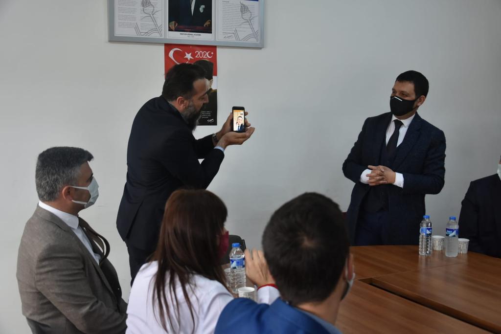 Bugün Hakkari Yüksekova Vezirli İlkokulu ve Ortaokulu ile Ahmedi Hani Ortaokulu'ndaki sevgili meslektaşlarıma bağlandım. Seslerindeki heyecanı hissetmek gelecek için, çocuklar için nasıl bir güven veriyor; anlatamam. Şefkatinize, umudunuza hürmetle...