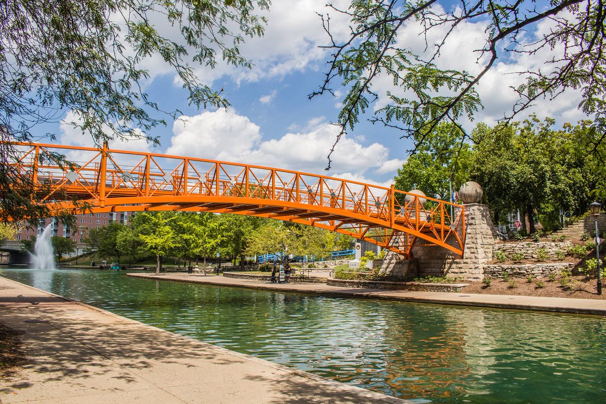 🏀 Looking for a part time or seasonal gig? The <a href="/INCulturalTrail/">Indy Cultural Trail</a> is hiring a crew to work the city-owned public spaces (Georgia St, Canal, &amp; #LugarPLaza) during the #MarchMadness tournament. indyculturaltrail.org/wp-content/upl…