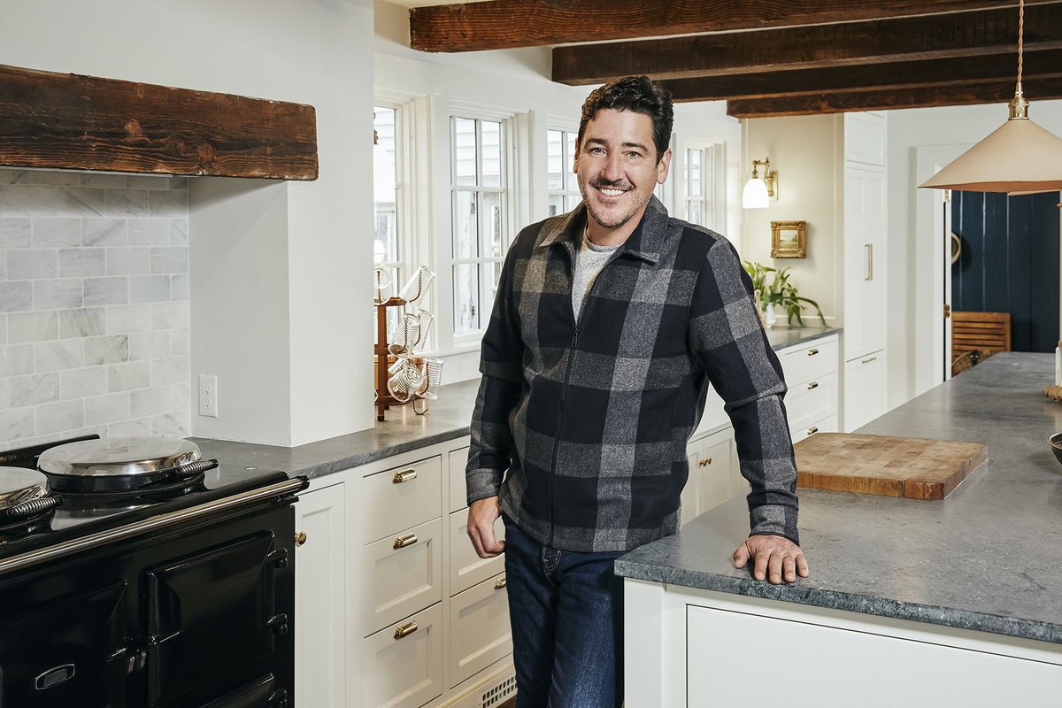 We are so beyond proud of our brother @jonathanrknight and we can't wait for you all to get a chance to finally watch his amazing new series on @HGTV #FarmhouseFixer 🏠🛠 
This is must see BH TV! Tune in to the series premiere tonight at 9/8c 🤖❤️