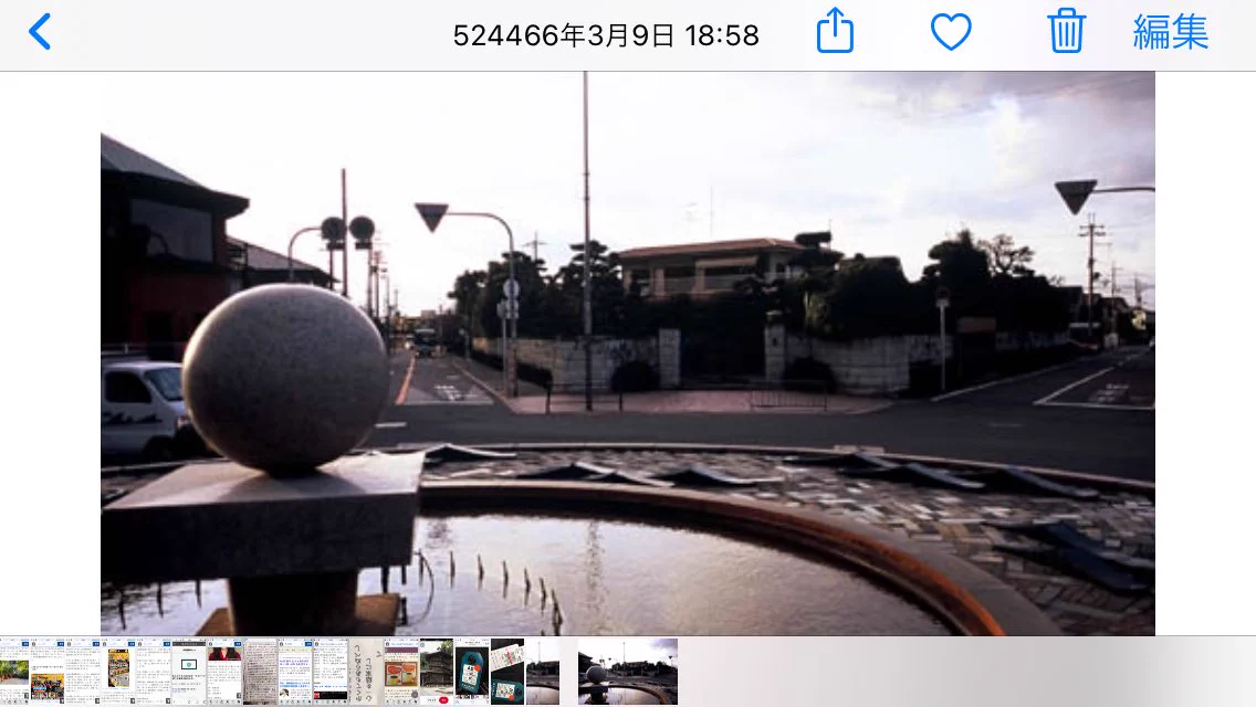 @sarirahira iPhoneに記録される写真の最新の位置に何日か前から覚えのない写真がとどまるという不思議な現象が起きてるんやけど何かな？一種のバグでしょうか？
しかも日付が524466年3月9日18:58となってるのが更に謎です😨 