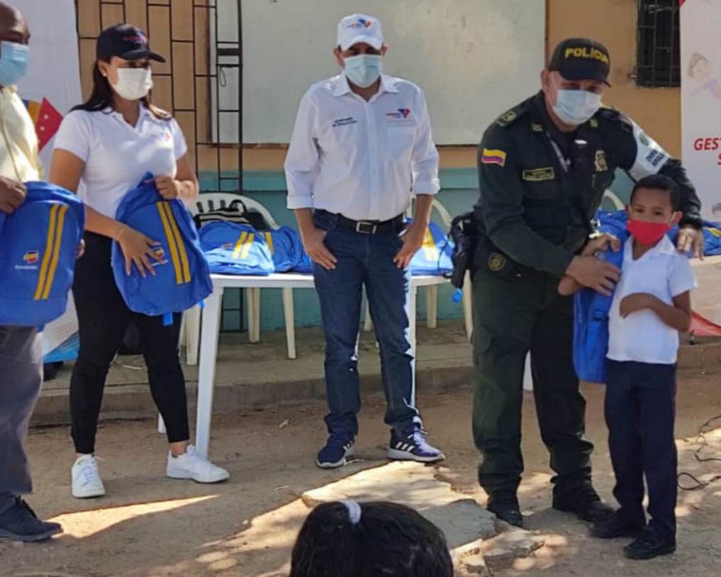 PoliciaDeCesar's tweet photo. Fortaleciendo valores como la amistad, el respeto, el compañerismo y la solidaridad, se acompañó la entrega kits escolares por parte de la secretaria de educación y oficina de @GestionSocialVa #JuntosPorLaNiñez #EINFA https://t.co/RAEpR3C3ZB