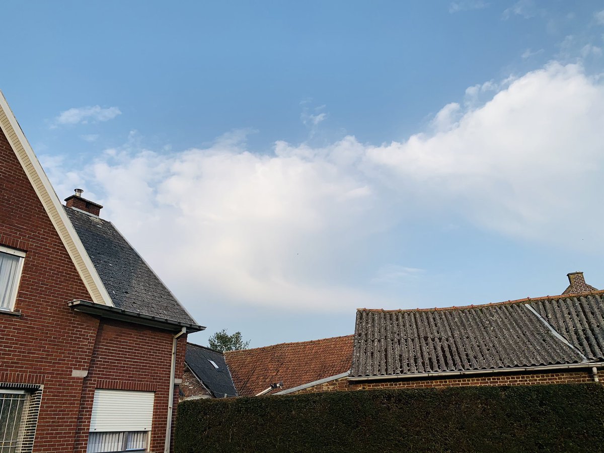 #vrtweer <a href="/frankdeboosere/">Frank Deboosere</a> <a href="/sabinehagedoren/">Sabine Hagedoren</a> <a href="/meteoBram/">Bram Verbruggen</a>   Zottegem  3 Maart  17 u 10  temp 14 *  WNW wind 8 km/u  63% vochtigheid luchtdruk 1026 hPa.