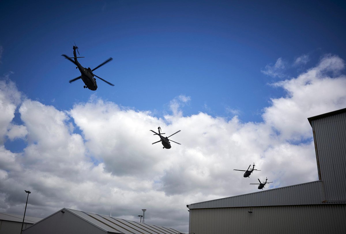 Wie de komende weken een 🇺🇸 #BlackHawk boven Nederland spot, hoeft niet verbaasd te zijn. Tot eind april verplaatst een helikopterbrigade met 54 toestellen door de lucht (en ± 1200 voertuigen over de weg) via ons land terug naar de VS. #atlanticresolve  defensie.nl/actueel/nieuws…