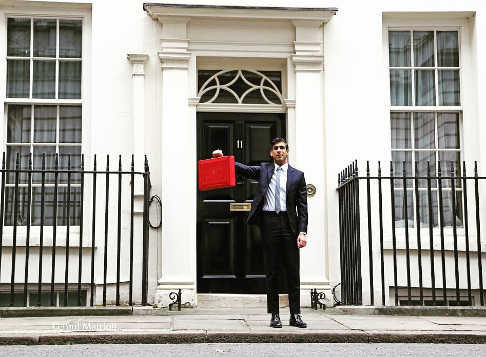 marriottphotos1's tweet photo. Chancellor Rishi Sunak wears a bracelet with DADA on it whilst holding the red Budget Box outside Number 11 Downing Street #budget #budget2021 #thebudget #budgetday #budgetbox #redbox #rishisunak #number11 #downingstreet #money #finance #canonuk #canoncameras #canon5dmkiv #potd https://t.co/2jqqT64xnC