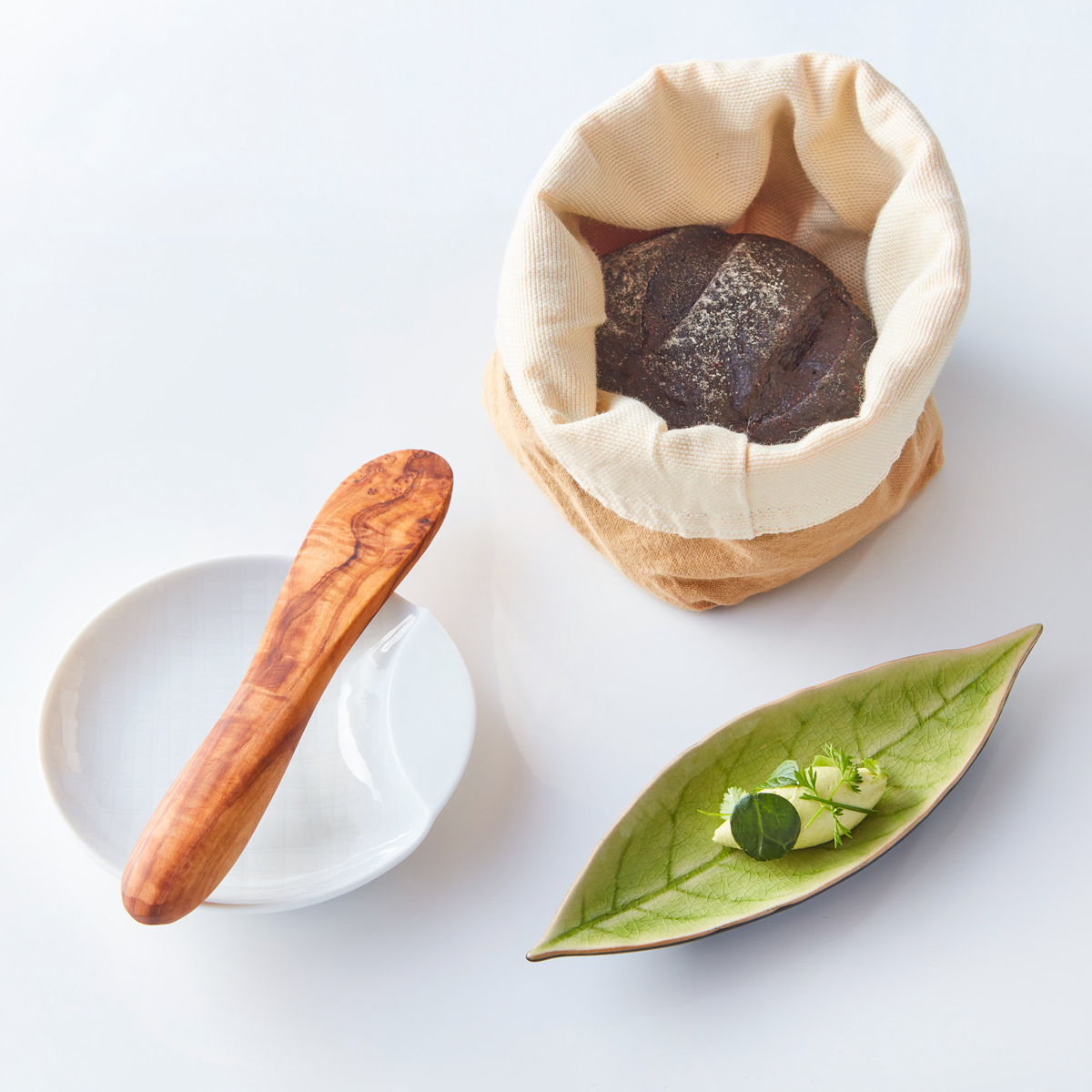 Nuestro servicio de pan con mantequilla. 
Pan de masa madre con harina de centeno. Mantequilla orgánica de Querétaro con cebollín y hierbas frescas. Un clásico para empezar nuestra experiencia.