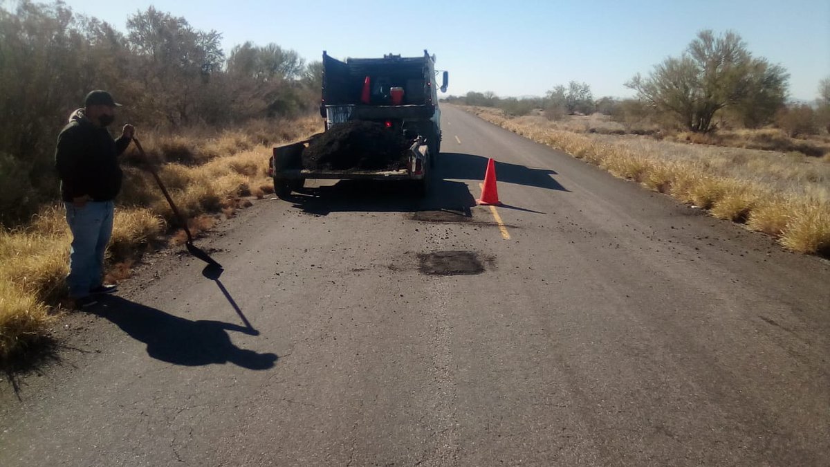 La Residencia de Obras de Caborca realiza trabajos de bacheo superficial con carpeta fría en el camino Trincheras – E.C. Federal #2, con el fin de la seguridad de los usuarios que transitan esta vía de comunicación.