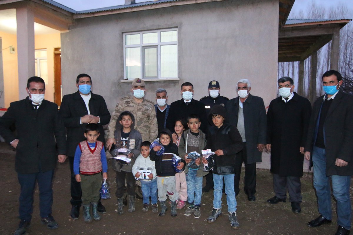 Kaymakamımız ve Erciş Belediye Başkan Vekili Dr. <a href="/nmehmetbeyoglu/">Dr. Nuri MEHMETBEYOĞLU</a>, vatanımız uğrunda canlarını feda eden kahraman şehitlerimizin bizlere emanet ettiği biricik ailelerini ve vatan uğrunda gazilik şerefine nail olmuş gazilerimizi ziyaret etti.
Ayrıntılar:👉ercis.gov.tr/2021014