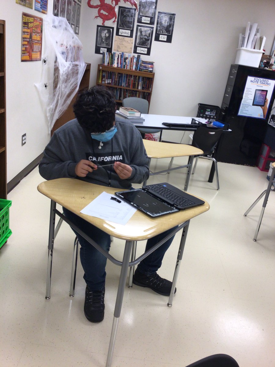 TSpencerIrving's tweet image. Our student tech team is learning how to replace broken screens on Chromebooks  #dpvils #IISDVILS #iisdtech #HeartofCardwell #CardwellStrong 
@CardwellPrep @CardwellLibrary