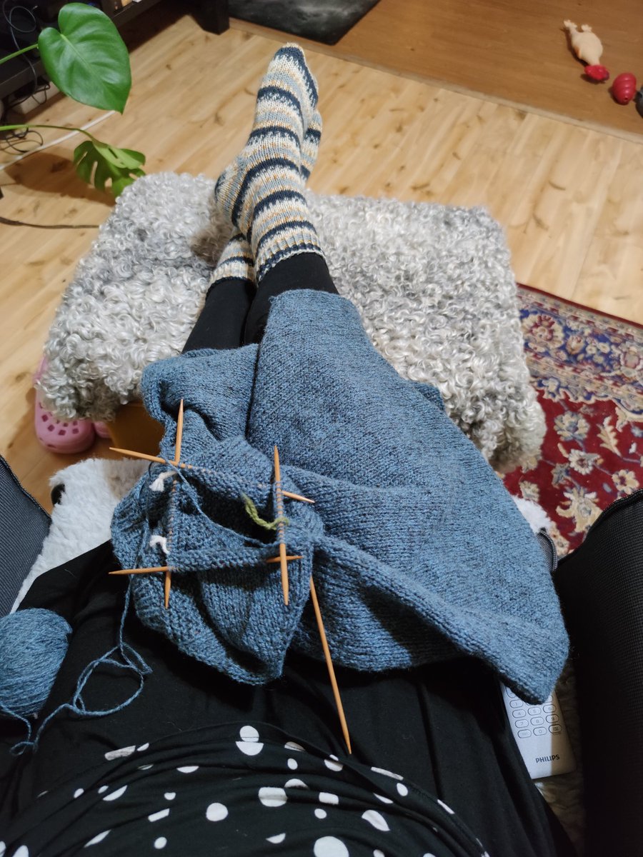 sticklingens's tweet photo. #WIPWednesdayOffRav

Knitting sleeves on Flax Light by Tin Can Knits.

#stickning #knitting #flaxlight https://t.co/vi89NOuRSe