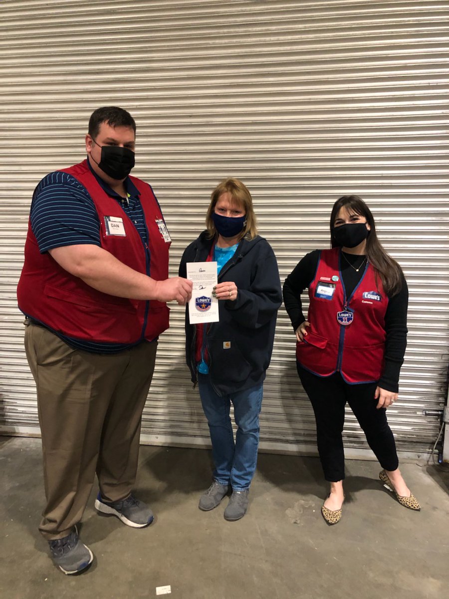 DanB599's tweet photo. Celebrating some service awards in #599.  Congrats to Steve and Donna for Bronze level service 🌟 @BenitoKomadina @BlueBoxR1 @D899_RVA @DanB599 @AMiller_RVA https://t.co/oeplL17qkJ