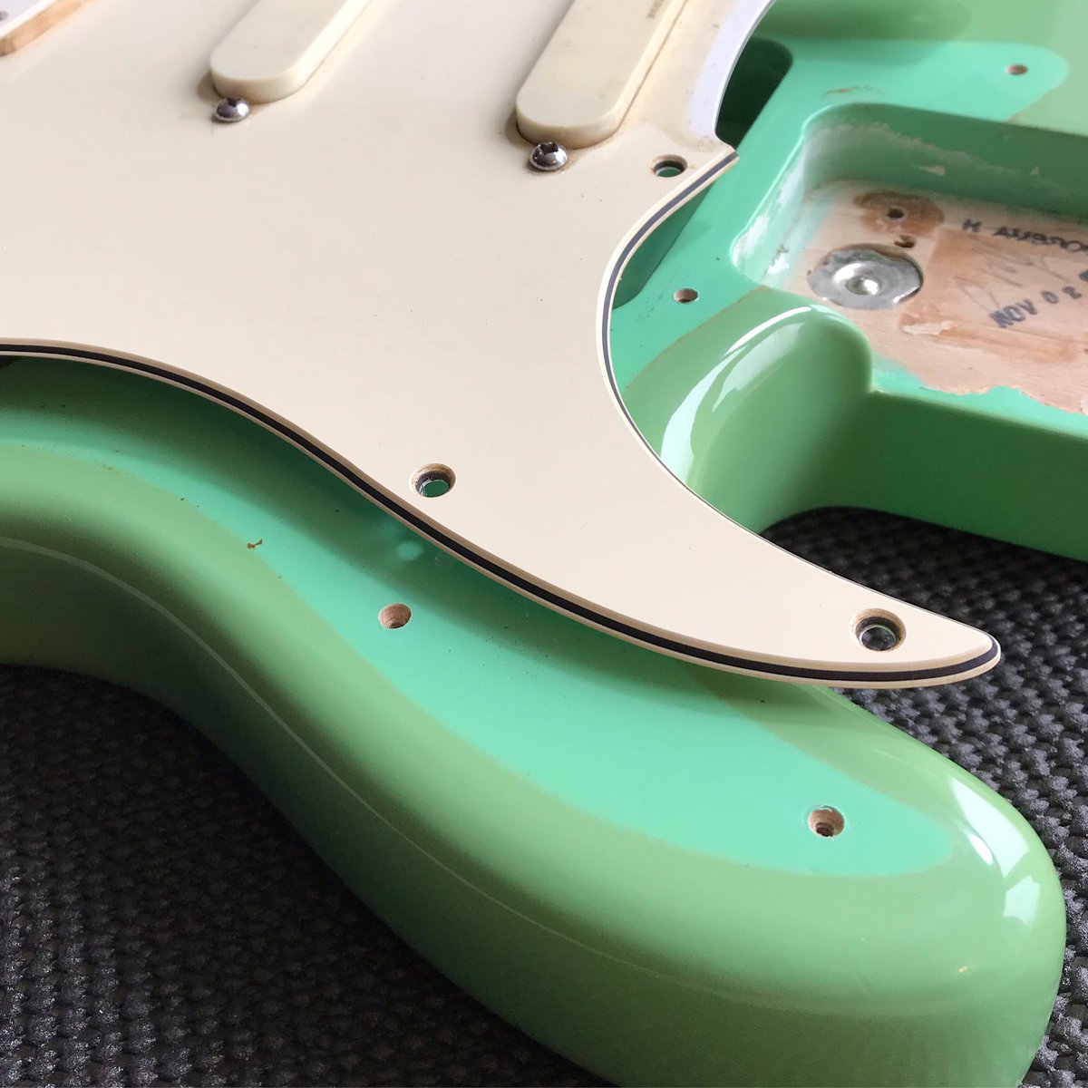 ABGuitartech's tweet photo. Sea Foam Green versus The Ravages Of Time!
#stratplus #strat #stratocaster #fender #fenderstratocaster #fenderstrat #seafoamgreen #guitartech #guitartechnician #guitarrepair #guitarrepairs #whatsonyourbench https://t.co/mUnIv23DBg