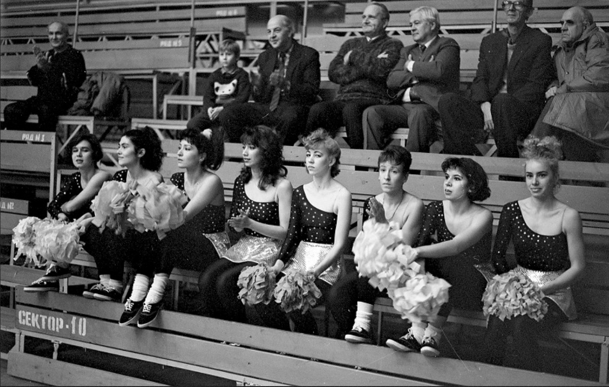 ATsybin's tweet photo. @unicsbasket 1993 год. Группа поддержки на матче УНИКСа. @unicsbasket Первый состав? https://t.co/UWXQnI44GD