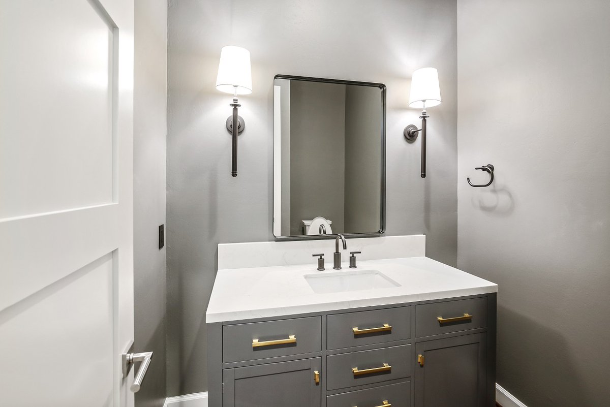 SCMDESIGNGROUP1's tweet image. Everyone loves a great guest bath with TONS of style and flare! Our classy stand alone vanity,  paired with subtle hints of gold against these darker grey and black accents really make this bathroom lovely! 
#thewoodlandstx #scmdesigngroup #bathroomdesign