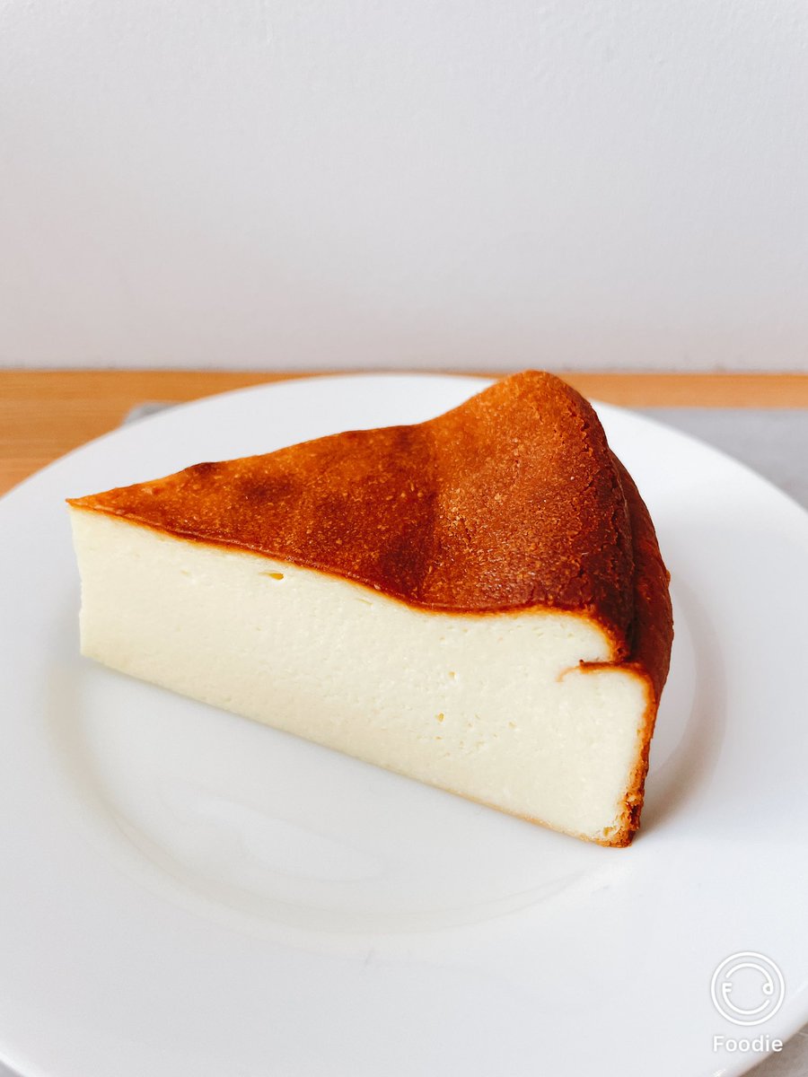 Daisuke Itoh 伊藤 大祐 京都市左京区浄土寺馬場町 Swimpond Coffee チーズケーキ500円 税込 オーソドックスなベイクドチーズケーキ 表面はよく焼かれた色で 中身はギッチリ締まって弾力があります 酸味はなくて ほんのりサワークリームを感じる Daisuke Itoh 伊藤 大祐 京都市左京区浄土寺馬場町 Swimpond Coffee チーズケーキ500円 税込 オーソドックスなベイクドチーズケーキ 表面はよく焼かれた色で 中身はギッチリ締まって弾力があります 酸味はなくて ほんのりサワークリームを感じる