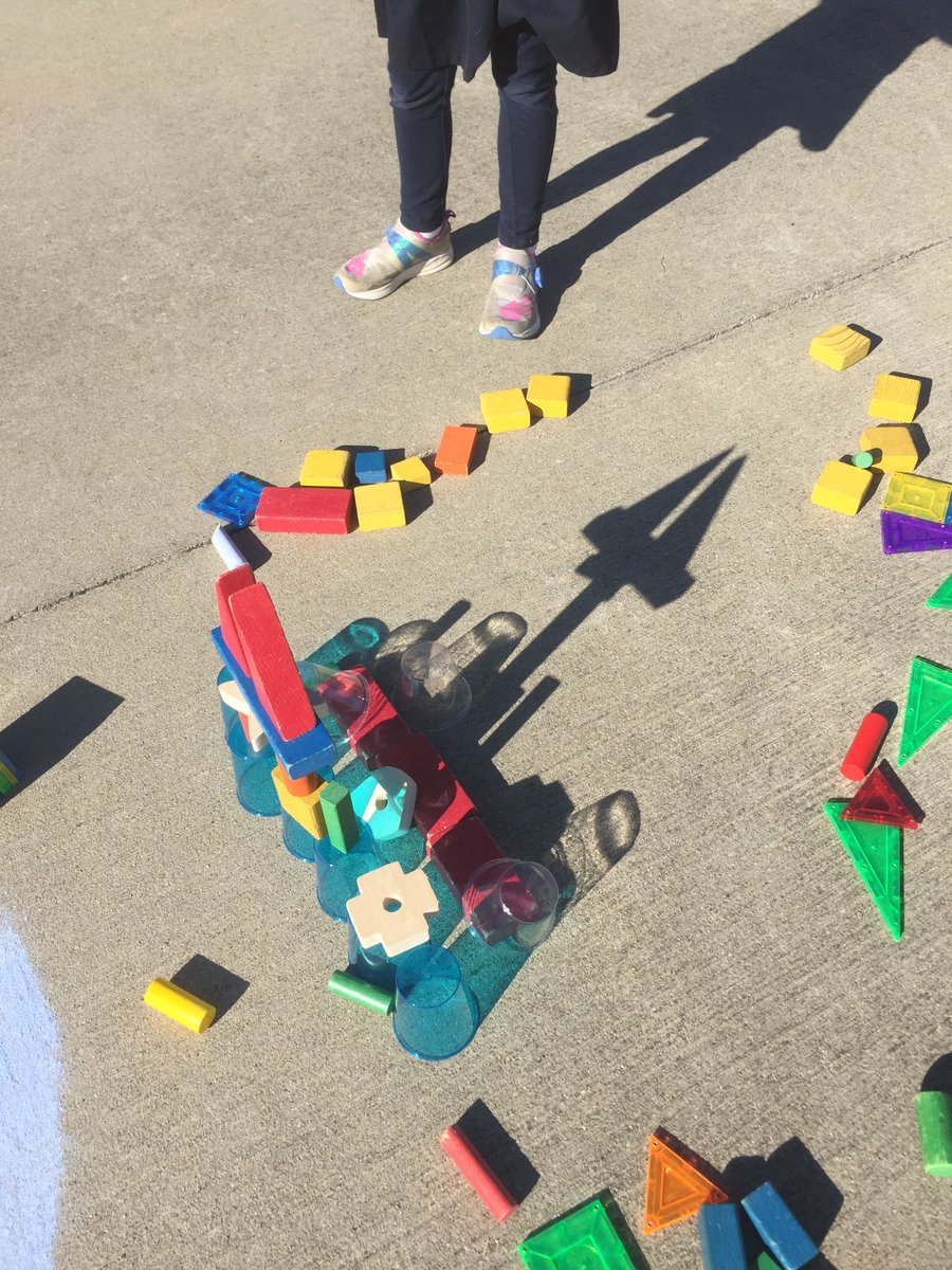 MrsHooverLevel1's tweet photo. How does L1 stimulate curiosity in a transdisciplinary way? Through play, of course! They built fairytale castles (literature, culture - social studies) &amp; observed the shadows created  (science of light, geometry.) Read their wonder questions from this activity below! #pyp https://t.co/88vJsPEpIS