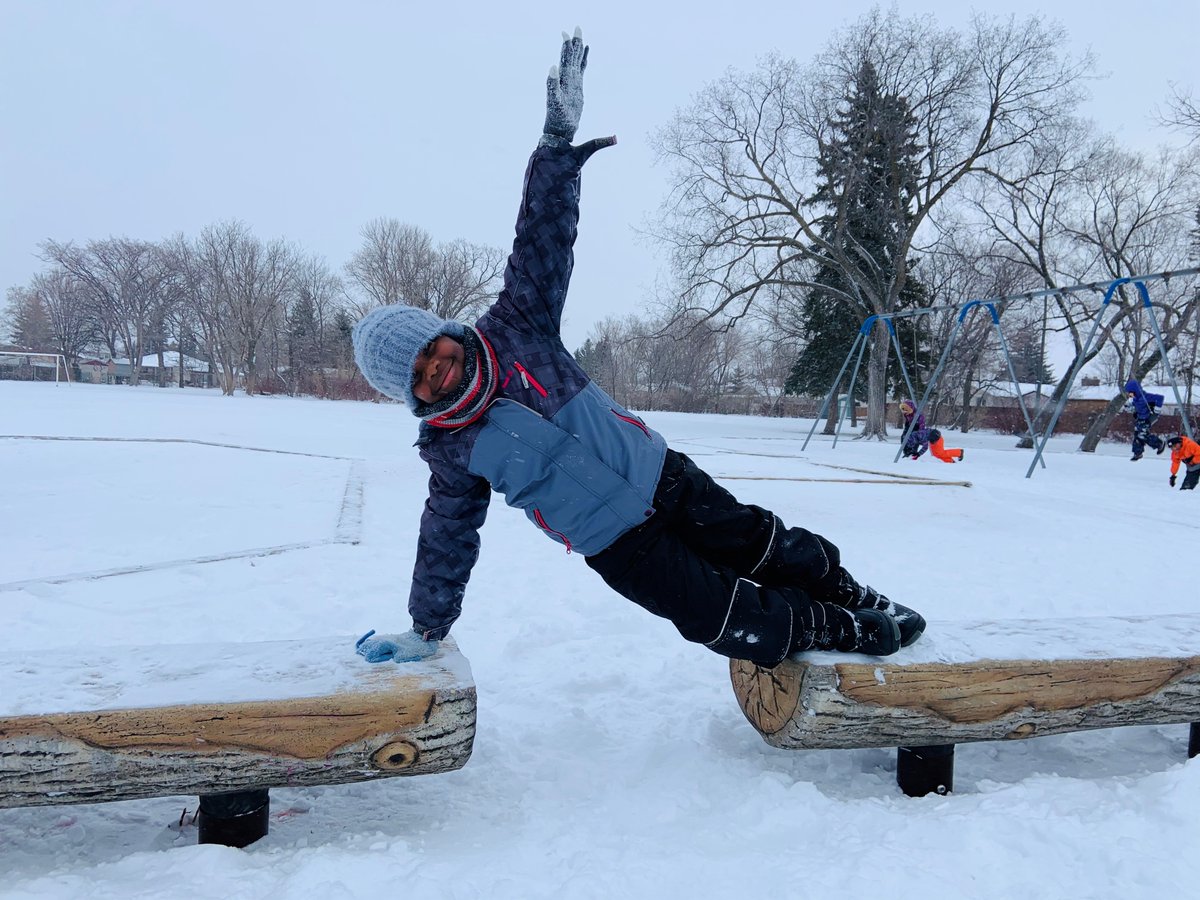 RETSDschools's tweet photo. John de Graff students love having their phys-ed classes outdoors every day! They've even found some creative ways to use nature and their playground to help improve their balancing and gymnastics skills. #outdooorlearning https://t.co/Nh7gi543e8