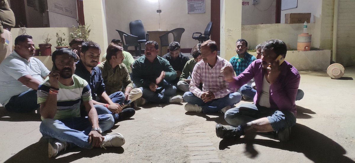 NEWS24UP1's tweet photo. #कानपुर: लोकतंत्र के चौथे स्तम्भ पर फिर हमला। @kanpurnagarpol पत्रकार अंकित सैनी से इंडस्ट्रियल एरिया चौकी इंचार्ज अमित तिवारी समेत सिपाहियों ने की मारपीट और अभद्रता। @Uppolice धरने पर बैठे पत्रकार। @igrangekanpur @adgzonekanpur @mhtagarwal @myogiadityanath @PrashantK_IPS90 https://t.co/ZeyF7jdKrf